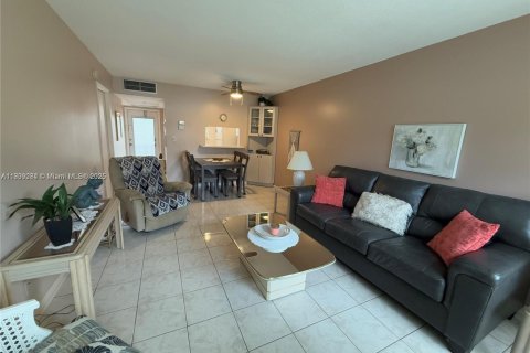 Condominio en venta en Lauderhill, Florida, 1 dormitorio, 63.17 m2 № 1965539 - foto 9
