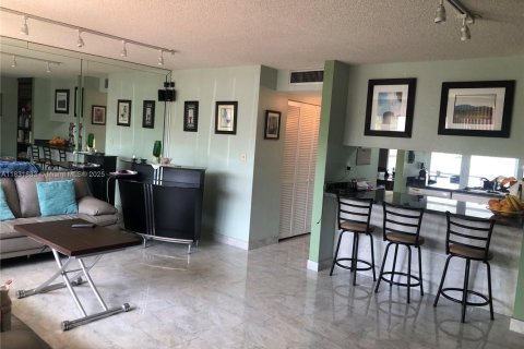 Touwnhouse à vendre à Miami, Floride: 3 chambres, 140.28 m2 № 1809366 - photo 16