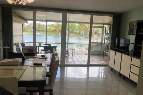 Touwnhouse à vendre à Miami, Floride: 3 chambres, 140.28 m2 № 1809366 - photo 4