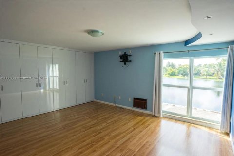 Touwnhouse à vendre à Miami, Floride: 3 chambres, 140.28 m2 № 1809366 - photo 14