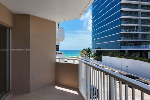 Condo in Hallandale Beach, Florida, 1 bedroom  № 2016639 - photo 15