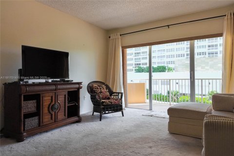 Condo in Hallandale Beach, Florida, 1 bedroom  № 2016639 - photo 14