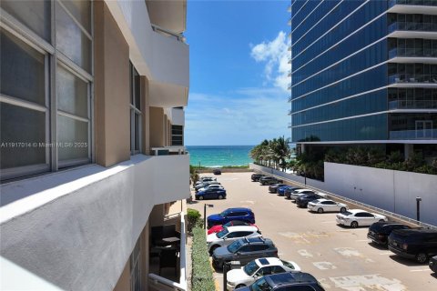 Condo in Hallandale Beach, Florida, 1 bedroom № 2016639