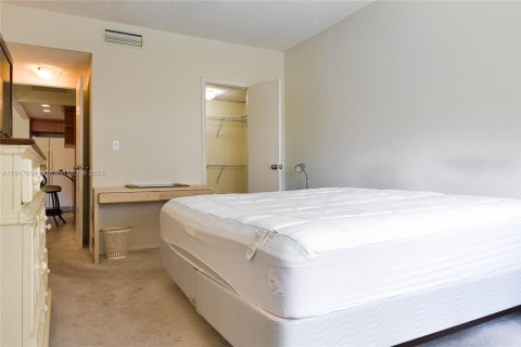 Condo in Hallandale Beach, Florida, 1 bedroom  № 2016639 - photo 10