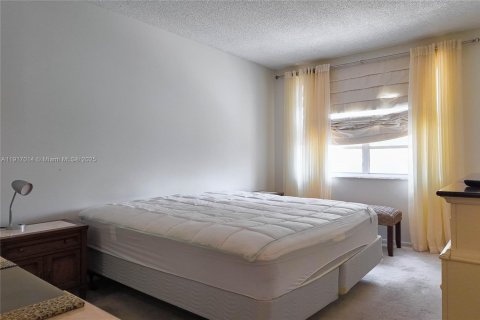 Condo in Hallandale Beach, Florida, 1 bedroom  № 2016639 - photo 9