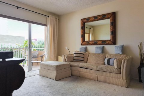 Condo in Hallandale Beach, Florida, 1 bedroom  № 2016639 - photo 16