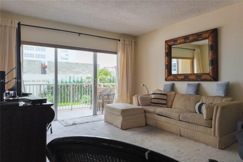 Condo in Hallandale Beach, Florida, 1 bedroom  № 2016639 - photo 13