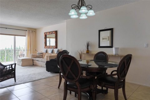 Condo in Hallandale Beach, Florida, 1 bedroom  № 2016639 - photo 17