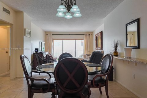 Condo in Hallandale Beach, Florida, 1 bedroom  № 2016639 - photo 6