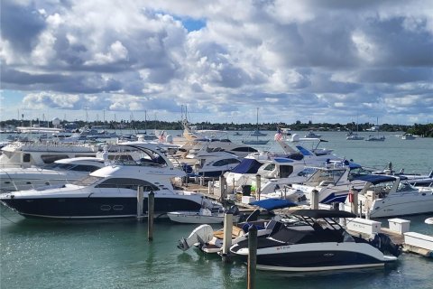 Condo in North Bay Village, Florida, 1 bedroom  № 2068982 - photo 14