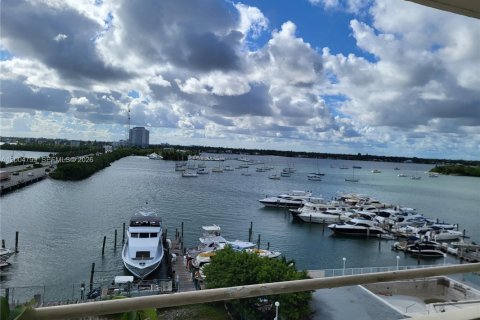 Condo in North Bay Village, Florida, 1 bedroom  № 2068982 - photo 16