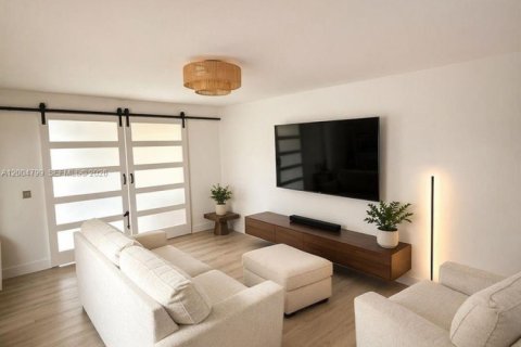 Condo in North Bay Village, Florida, 1 bedroom  № 2068982 - photo 5