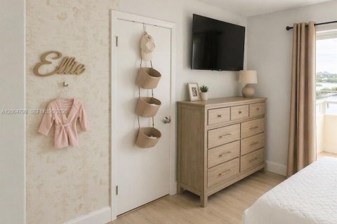 Condo in North Bay Village, Florida, 1 bedroom  № 2068982 - photo 9