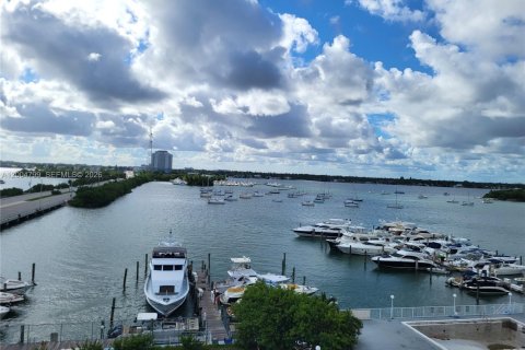 Condo in North Bay Village, Florida, 1 bedroom  № 2068982