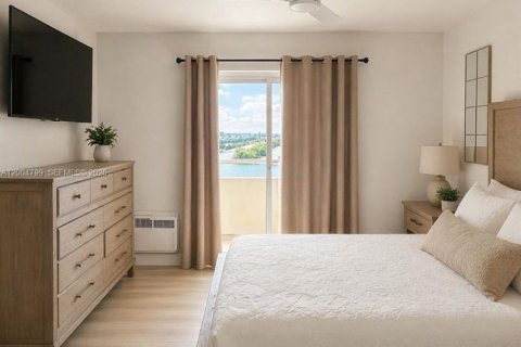 Condo in North Bay Village, Florida, 1 bedroom  № 2068982 - photo 11