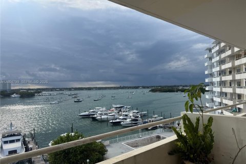 Condo in North Bay Village, Florida, 1 bedroom  № 2068982 - photo 13