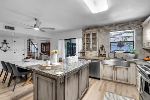 Touwnhouse à vendre à North Lauderdale, Floride: 2 chambres, 142.14 m2 № 2062647 - photo 12