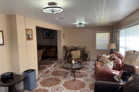 House in North Miami, Florida 5 bedrooms, 228.54 sq.m. № 1936931 - photo 5