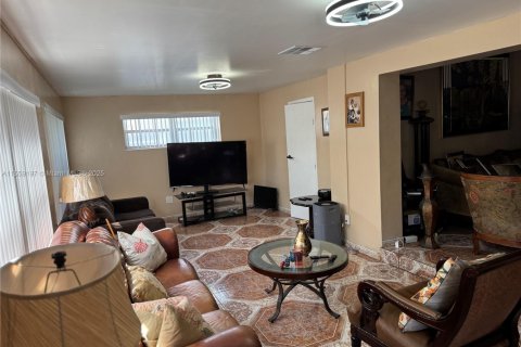 Villa ou maison à vendre à North Miami, Floride: 5 chambres, 228.54 m2 № 1936931 - photo 2