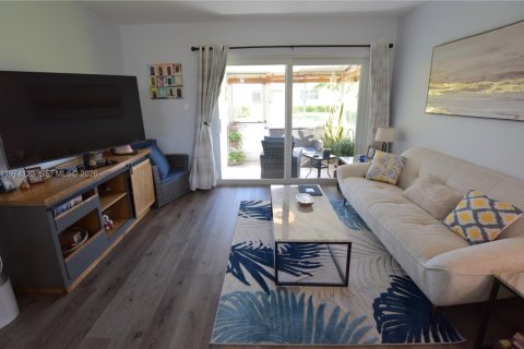 Casa en venta en West Palm Beach, Florida, 1 dormitorio, 61.5 m2 № 2036444 - foto 2