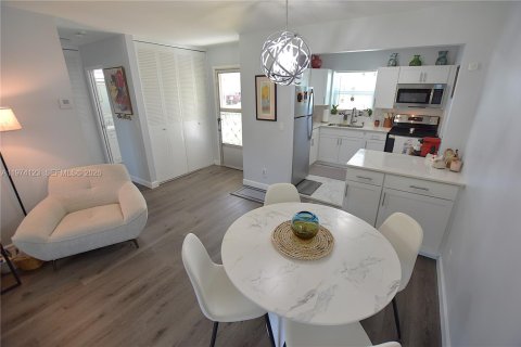 Casa en venta en West Palm Beach, Florida, 1 dormitorio, 61.5 m2 № 2036444 - foto 9