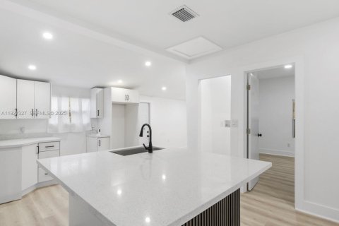 Купить виллу или дом в Майами, Флорида 4 спальни, 92.62м2, № 1986248 - фото 24