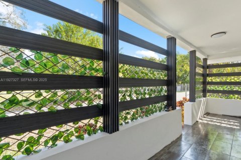 Купить виллу или дом в Майами, Флорида 4 спальни, 92.62м2, № 1986248 - фото 12