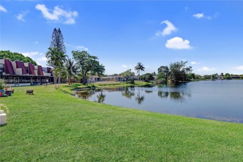 Купить кондоминиум в Пемброк-Пайнс, Флорида 2 спальни, 96.62м2, № 2054298 - фото 16