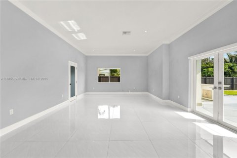 Villa ou maison à louer à Miami, Floride: 4 chambres, 268.3 m2 № 1931690 - photo 12