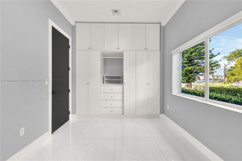 Villa ou maison à louer à Miami, Floride: 4 chambres, 268.3 m2 № 1931690 - photo 10