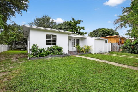 Villa ou maison à vendre à Miami, Floride: 2 chambres, 93 m2 № 2331356 - photo 3
