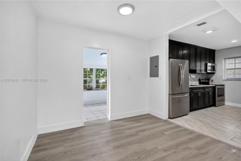 Villa ou maison à vendre à Miami, Floride: 2 chambres, 93 m2 № 2331356 - photo 9