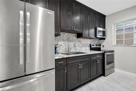 Villa ou maison à vendre à Miami, Floride: 2 chambres, 93 m2 № 2331356 - photo 10