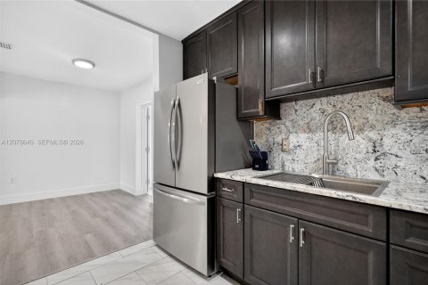 Villa ou maison à vendre à Miami, Floride: 2 chambres, 93 m2 № 2331356 - photo 12