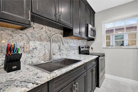 Villa ou maison à vendre à Miami, Floride: 2 chambres, 93 m2 № 2331356 - photo 11