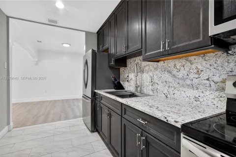 Villa ou maison à vendre à Miami, Floride: 2 chambres, 93 m2 № 2331356 - photo 13