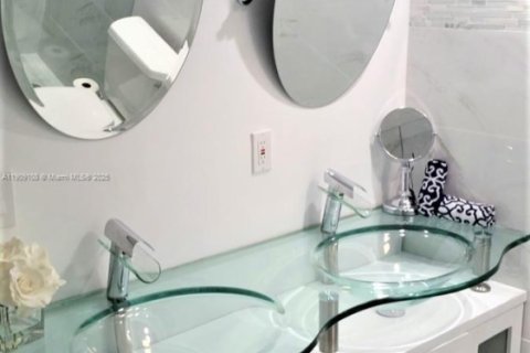 Condominio en venta en Sunny Isles Beach, Florida, 2 dormitorios, 138.24 m2 № 1964454 - foto 21