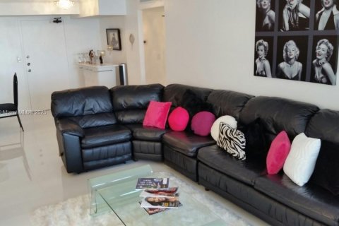 Condominio en venta en Sunny Isles Beach, Florida, 2 dormitorios, 138.24 m2 № 1964454 - foto 13