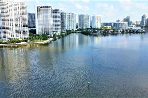 Condominio en venta en Sunny Isles Beach, Florida, 2 dormitorios, 138.24 m2 № 1964454 - foto 3