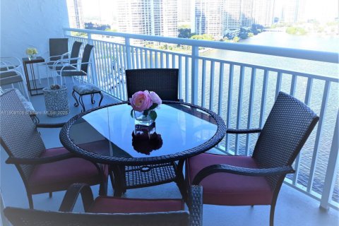Condominio en venta en Sunny Isles Beach, Florida, 2 dormitorios, 138.24 m2 № 1964454 - foto 2