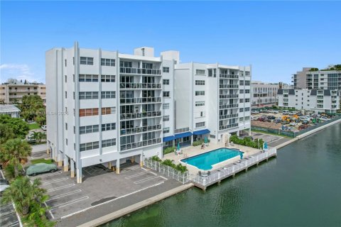 Condo in Bay Harbor Islands, Florida, 1 bedroom  № 1865759 - photo 2