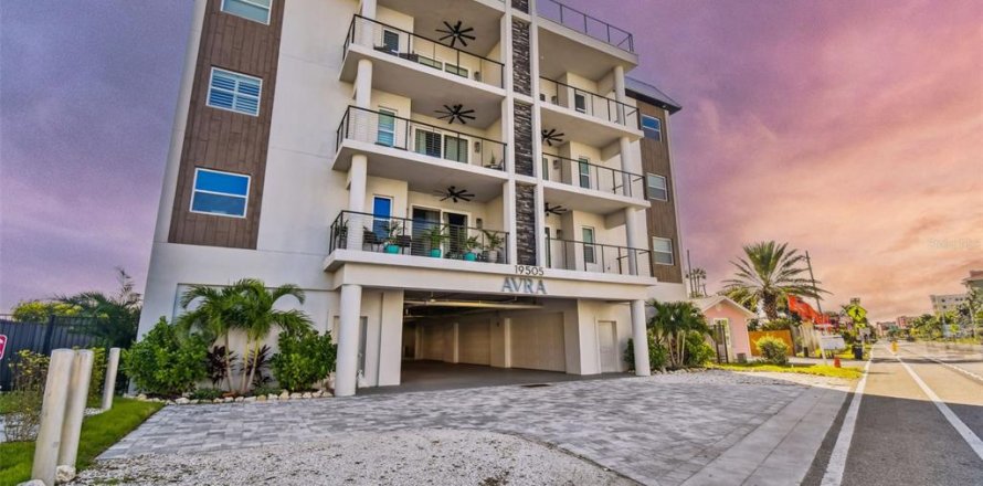 Condo in Indian Shores, Florida, 4 bedrooms № 2133004