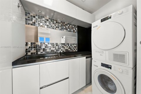 Condo in Key Biscayne, Florida, 3 bedrooms  № 2025426 - photo 29