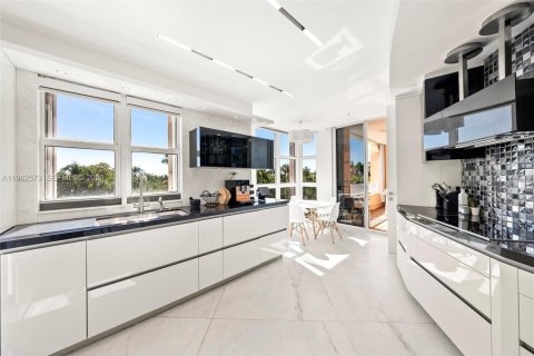 Condo in Key Biscayne, Florida, 3 bedrooms  № 2025426 - photo 23