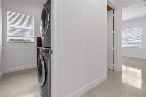 House in Miramar, Florida 6 bedrooms, 459.4 sq.m. № 2001881 - photo 16