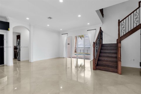 House in Miramar, Florida 6 bedrooms, 459.4 sq.m. № 2001881 - photo 12