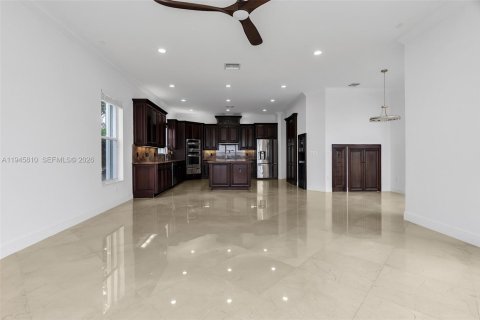 House in Miramar, Florida 6 bedrooms, 459.4 sq.m. № 2001881 - photo 30
