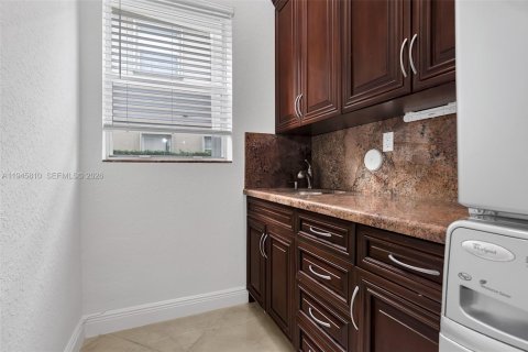 House in Miramar, Florida 6 bedrooms, 459.4 sq.m. № 2001881 - photo 17