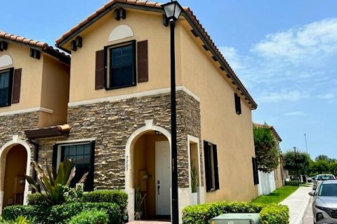 Townhouse in Hialeah, Florida 3 bedrooms, 143.53 sq.m. № 2179666