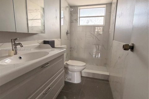 Condominio en alquiler en Miami, Florida, 3 dormitorios, 106.56 m2 № 2027839 - foto 3